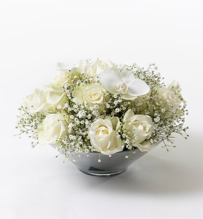 Hvit rosedekorasjon med orkide Hvit rosedekorasjon med orkide